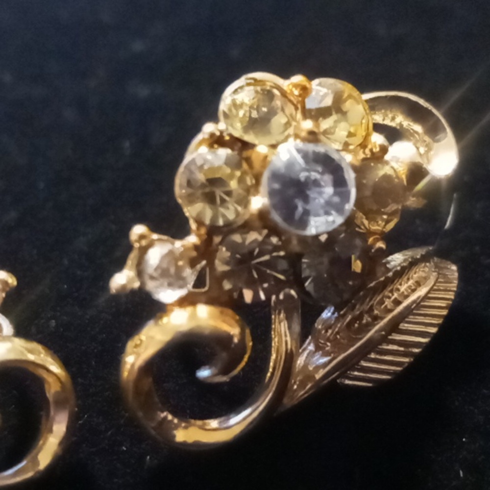 Coro vintage yellow butter cream and crystal flower earrings screw back - Picture 5 of 8